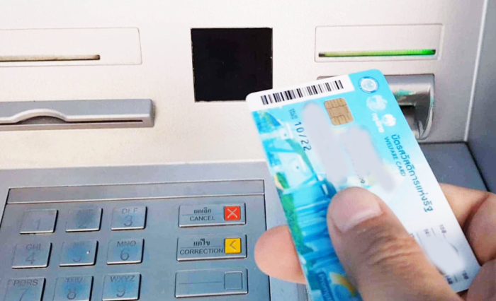 กดเงินบัตรสวัสดิการแห่งรัฐด้วยการสอดเข้าตู้ atm ธนาคารกรุงไทย