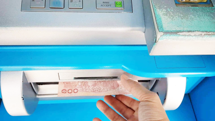 รับเงินจากตู้ ATM นับจำนวนเงินด้วยว่าตรงกับที่ถอนหรือไม่