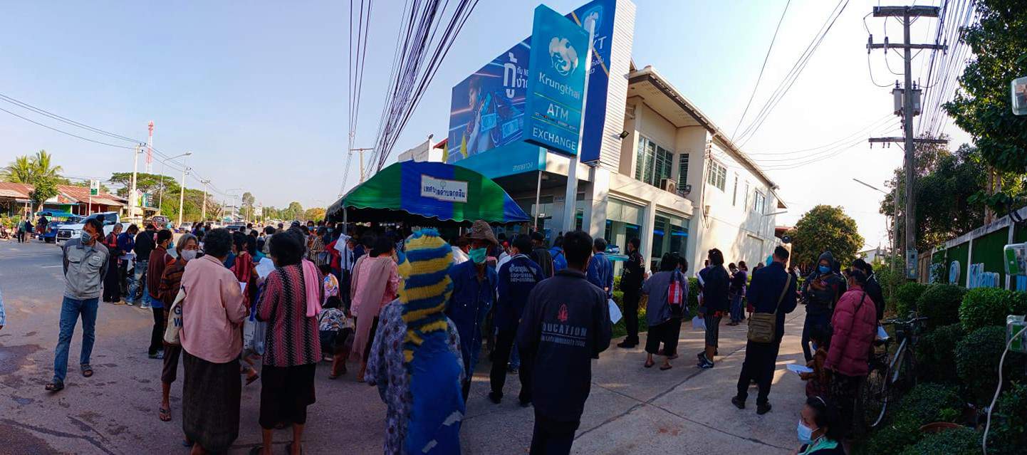 ประชาชนเริ่มทยอยมาลงทะเบียนโครงการเราชนะที่สาขาธนาคารกรุงไทยกันอย่างคึกคัก
